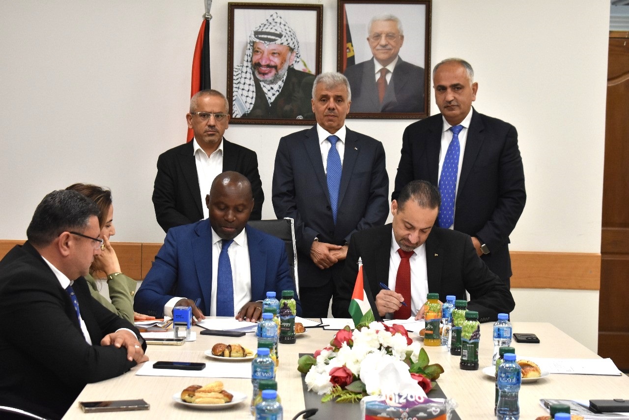 جانب من توقيع الاتفاقية